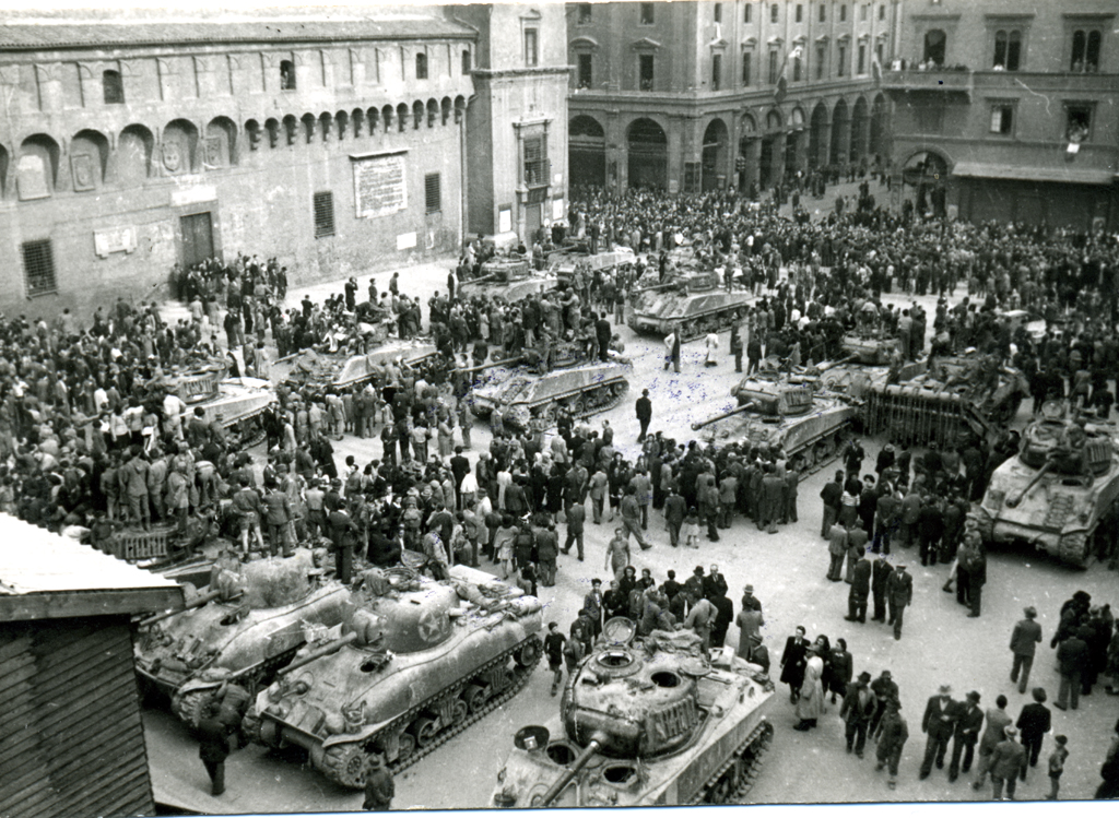 piazza-maggiore-bologna-aprile-1945